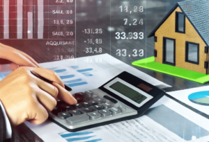 Representação visual de um cálculo de lucro imobiliário, com uma calculadora, gráficos e documentos financeiros sobre uma mesa. A imagem mostra uma pessoa analisando o lucro obtido na venda de um imóvel, com números e símbolos relacionados a transações financeiras, sugerindo a importância da precisão no cálculo e no cumprimento das obrigações fiscais.